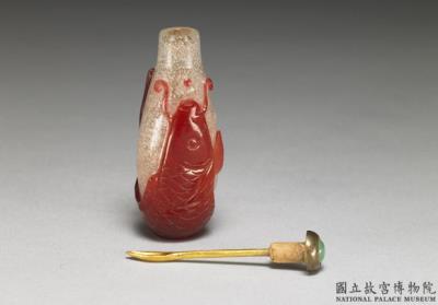 图片[3]-Red-on-snowing-white glass overlay snuff bottle with a carp-and-pearl design, 18th -19th century, Qing dynasty-China Archive